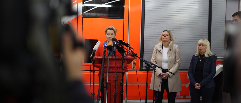 Franziska Giffey, Nancy Faeser und Iris Spranger (alle SPD) besuchten am Freitag die Feuerwehrwache Neukölln.