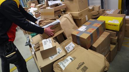 In der DHL Zustellbasis werden die Pakete auf die Zustellfahrzeuge aufgeteilt. 