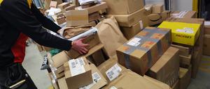 In der DHL Zustellbasis werden die Pakete auf die Zustellfahrzeuge aufgeteilt. 