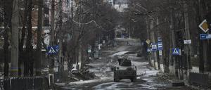 Ukrainische Soldaten fahren in einem Humvee durch die Stadt. 