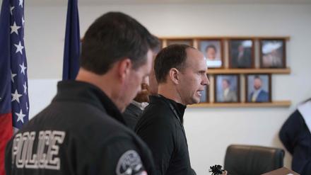 Tim Marriott, Schulrat des Iron County Schulbezirks, spricht auf einer Pressekonferenz im Rathaus zusammen mit Jackson Ames, Polizeichef von Enoch, über den Mord an acht Personen derselben Familie.