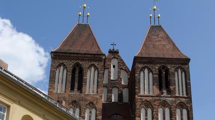 Die Stadt Luckau in Brandenburg: Blick von der Schulstraße auf die St. Nikolaikirche. 