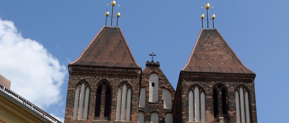 Die Stadt Luckau in Brandenburg: Blick von der Schulstraße auf die St. Nikolaikirche. 