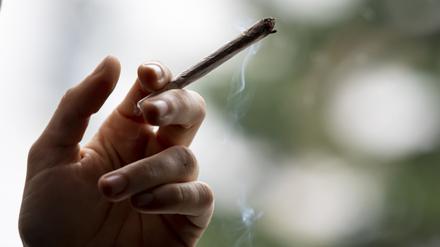 Der Besitz von maximal 25 Gramm Cannabis soll Erwachsenen künftig erlaubt sein.