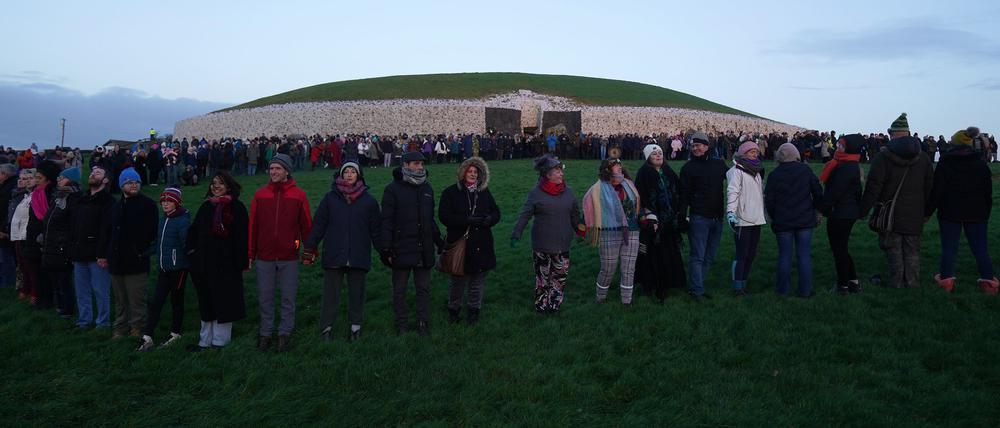 Wintersonnenwende. Nicht nur die Irinnen und Iren, die sich hier am prähistorischen Monument von Newgrange versammeln, haben etwas zu feiern.