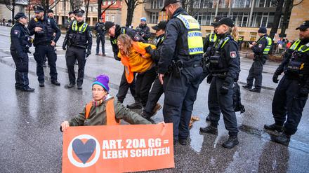 Am Dammtorbahnhof in Hamburg löste die Polizei am 4. Januar 2023 eine Protestaktion der „Letzten Generation“ auf.