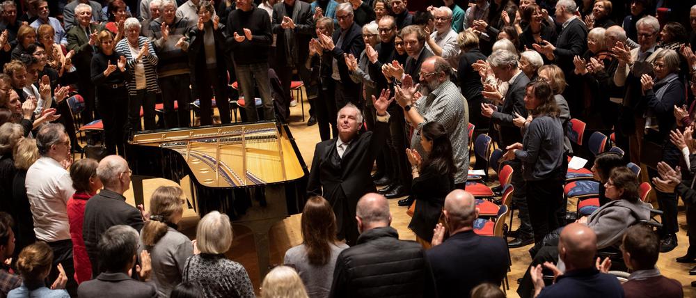 Hier fühlt sich Daniel Barenboim am wohlsten: inmitten seiner Musikerinnen und Musikern. 