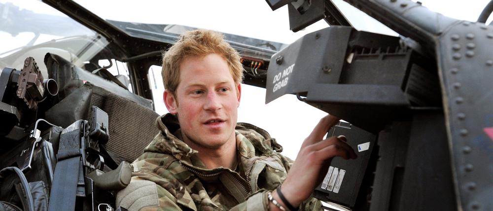 Prinz Harry sitzt im Cockpit eines Apache-Hubschraubers in Afghanistan (Archivbild).