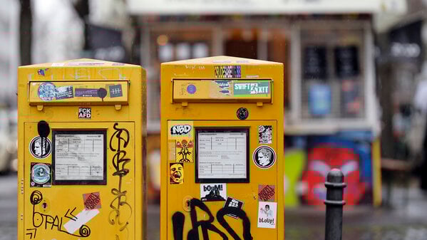 Zwei Briefkästen sind mit Stickern übersät (Symbolbild)