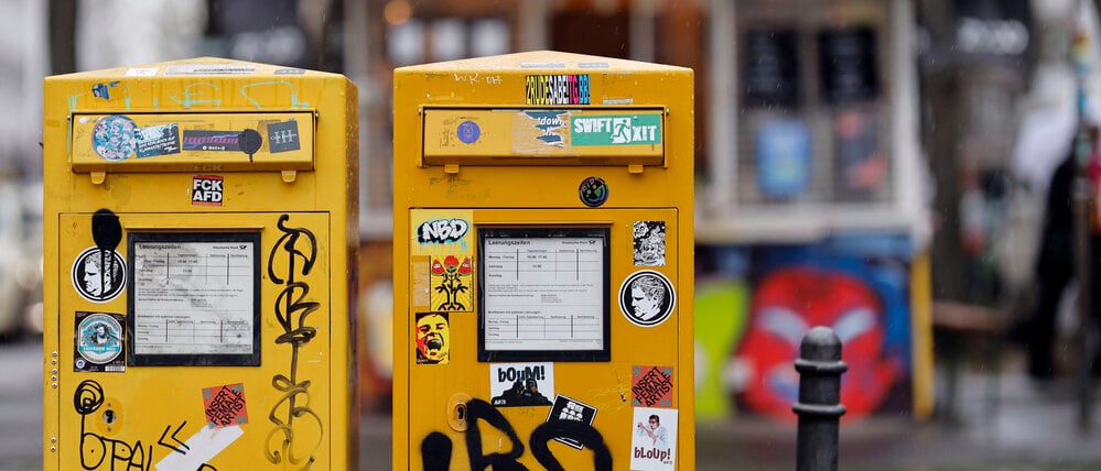 Zwei Briefkästen sind mit Stickern übersät (Symbolbild)