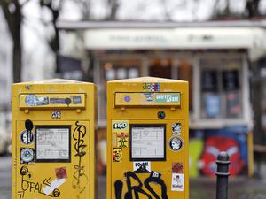 Zwei Briefkästen sind mit Stickern übersät (Symbolbild)