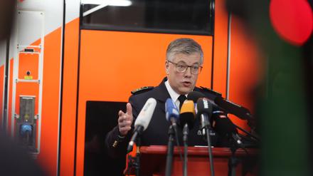 Nach der Silvester-Randale: Landesbranddirektor Karsten Homrighausen beim Besuch der Berliner Feuerwache Neukölln 5100.