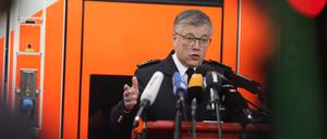 Nach der Silvester-Randale: Landesbranddirektor Karsten Homrighausen beim Besuch der Berliner Feuerwache Neukölln 5100.