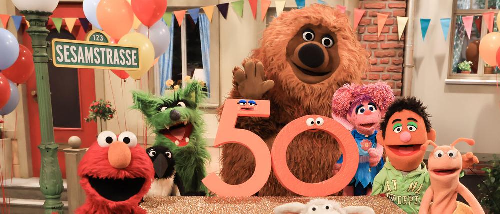 Figuren der Sesamstraße und ihre Puppenspieler sind bei einem Fototermin zu «50 Jahre Sesamstraße» bei Dreharbeiten am Studio-Set der «Sesamstraße» zu sehen.