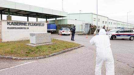 In der Wiener Neustadt. Polizisten ermitteln am Einsatzort nach einem Schusswechsel in der Flugfeld-Kaserne. 