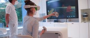 Die „Long Covid“-Patientin Birgit S. bei der Digitalen Therapie mit dem Ergotherapeutin Stefan Krüger im Unfallkrankenhaus Berlin. 