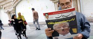 Ein Iraner liest eine Ausgabe der Zeitung „Omid Javan“.