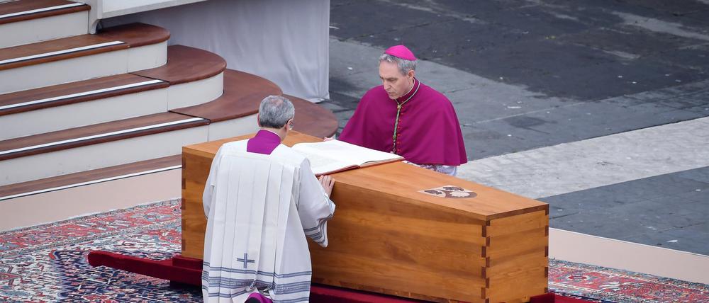 Noch nicht der letzte Gruß: Georg Gänswein, Privatsekretär des verstorbenen Papsts Benedikt, an dessen Sarg. Nächste Woche soll sein Buch über die Jahre mit ihm erscheinen.
