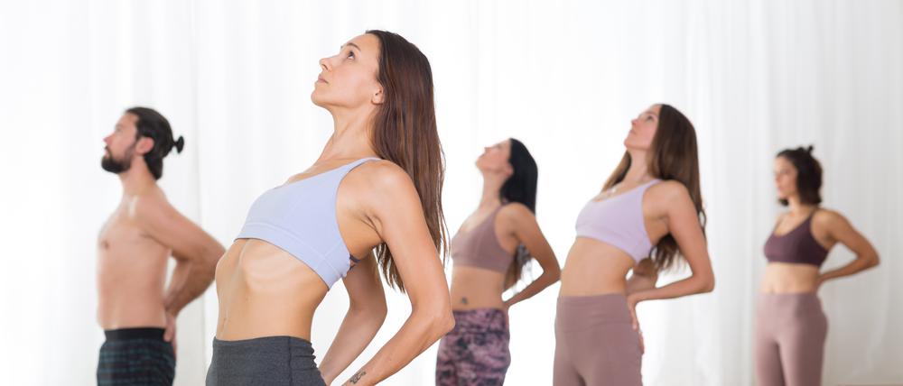 Eine Yoga-Gruppe macht Übungen.