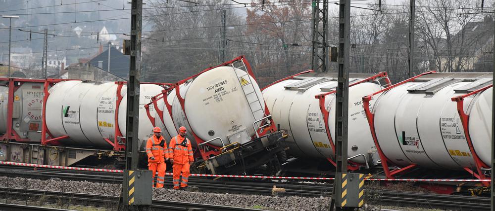 Im Saarbrücker Güterbahnhof sichern Polizei und Bundesstelle für Eisenbahnunfalluntersuchung BEU am Mittwoch 7.12.2022 die Spuren, nachdem am Vortag ein mit Kesselwagen voller Wein beladener Zug entgleist ist.
