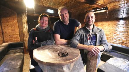 Club Bergwerk, Bar, Lounge, v.l.: Restaurantleiterin Lina Wiedemann, Inhaber Marcus Weber, Barkeeper Gilbert Eichhorn.