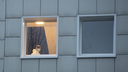 Eine Spurenermittlerin der Polizei arbeitet in einer Wohnung in Berlin-Lichtenberg. Eine 52-jährige Frau war in dem Haus tot in ihrer Wohnung aufgefunden worden.