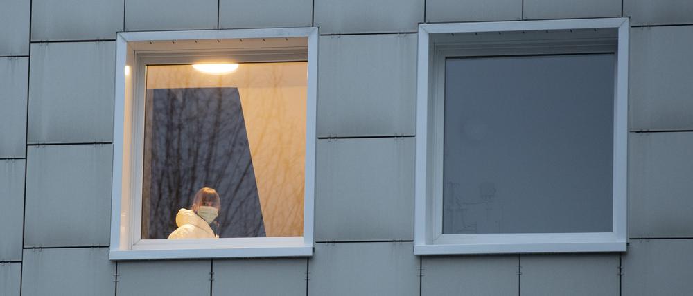 Es war 2.20 Uhr am Morgen, als sich M. am 6. Januar mit einer Kettensäge an der Tür seiner Nachbarin im Lichtenberger Ortsteil Fennpfuhl zu schaffen machte.