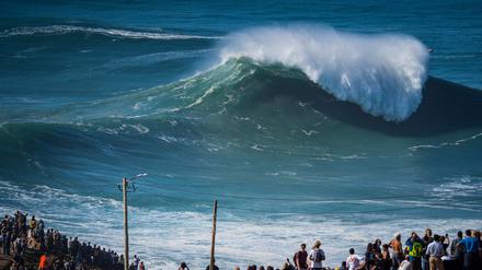 Zahlreiche Menschen beobachten die ersten großen Wellen der Wintersaison am berühmten Surfer-Strand Praia do Norte oder Nordstrand (Archivfoto).