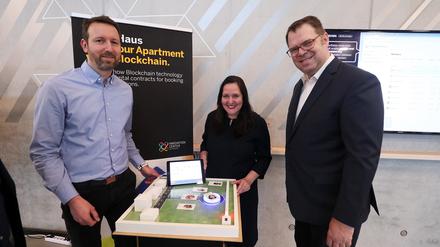 Wissenschaftsministerin Manja Schüle (PNN) zu Besuch im SAP Innovation Center: Marcus Krug, Standortleiter des SAP Innovation Center, Manja Schüle, Wissenschaftsministerin, Mike Cosse, Vizepräsident für Regierungsbeziehungen bei SAP (von links nach rechts).