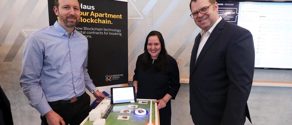 Wissenschaftsministerin Manja Schüle (PNN) zu Besuch im SAP Innovation Center: Marcus Krug, Standortleiter des SAP Innovation Center, Manja Schüle, Wissenschaftsministerin, Mike Cosse, Vizepräsident für Regierungsbeziehungen bei SAP (von links nach rechts).