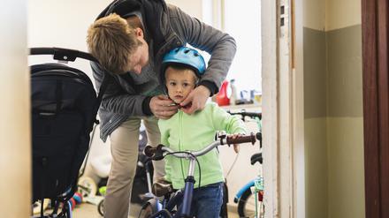 Kind zur Kita bringen, zur Arbeit hetze, Kind von der Kita abholen. Familienalltag bedeutet viel Gehetze.