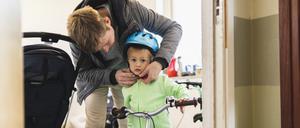 Kind zur Kita bringen, zur Arbeit hetze, Kind von der Kita abholen. Familienalltag bedeutet viel Gehetze.