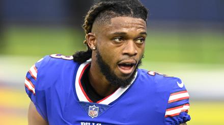 Damar Hamlin von den Buffalo Bills nimmt vor dem Spiel gegen die Los Angeles Rams seinen Helm ab. 