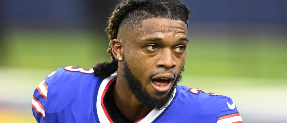 Damar Hamlin von den Buffalo Bills nimmt vor dem Spiel gegen die Los Angeles Rams seinen Helm ab. 