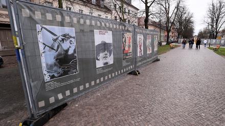 Der Bauzaun-Boulevard steht in der Hegelallee.