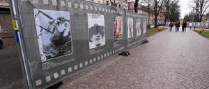 Der Bauzaun-Boulevard steht in der Hegelallee.
