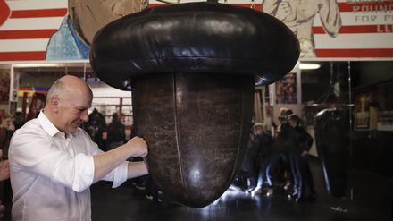 06.01.2023, Berlin: Kai Wegner, CDU-Spitzenkandidat für die Wahlwiederholung zum Berliner Abgeordnetenhaus, boxt in einen Boxsack bei einem Besuch des Boxvereins Isigym Boxsport Berlin e.V. Foto: Carsten Koall/dpa +++ dpa-Bildfunk +++