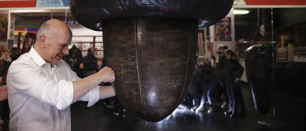 06.01.2023, Berlin: Kai Wegner, CDU-Spitzenkandidat für die Wahlwiederholung zum Berliner Abgeordnetenhaus, boxt in einen Boxsack bei einem Besuch des Boxvereins Isigym Boxsport Berlin e.V. Foto: Carsten Koall/dpa +++ dpa-Bildfunk +++