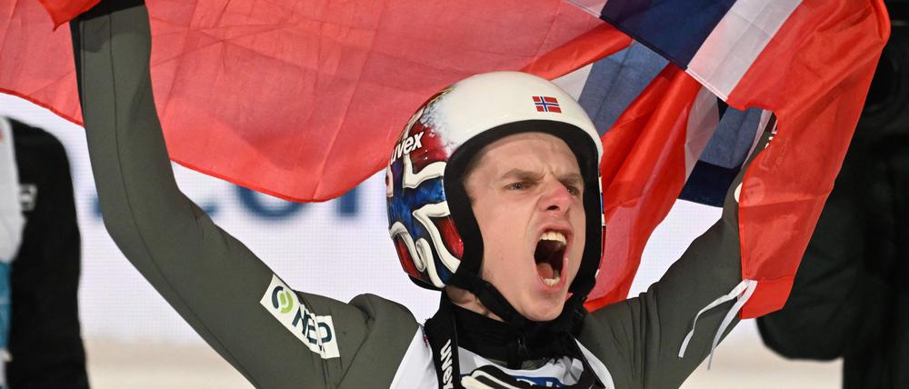 Halvor Egner Granerud feiert seinen Triumph bei der Vierschanzentournee.