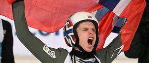 Halvor Egner Granerud feiert seinen Triumph bei der Vierschanzentournee.