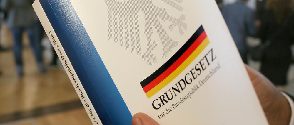 Eine Ausgabe des Grundgesetztes ist am 22.05.2014 während der Einbürgerungsfeier im Schloss Bellevue in Berlin zu sehen.