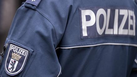 ARCHIV - 05.12.2022, Berlin: Die Aufschrift Polizei und der Wappen von Berlin auf der Uniform eines Polizeibeamten, aufgenommen bei einem Pressetermin zur Ausweitung des Einsatzes von Bodycams bei Polizei und Feuerwehr. (zu dpa «101 Ermittlungen wegen problematischer Gruppen-Chats von Polizisten») Foto: Monika Skolimowska/dpa +++ dpa-Bildfunk +++
