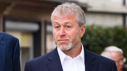 Der russische Oligarch Roman Abramowitsch kommt zum Zivilgericht von Fribourg.