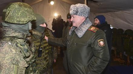 Lukaschenko hat nach offiziellen Angaben die gemeinsame russisch-belarussische Truppe im Land inspiziert.