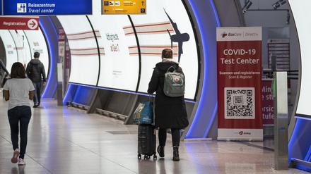 Passagiere gehen an einem Corona-Testzentrum am Flughafen Frankfurt vorbei (Archivfoto).