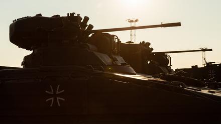 Norwegen, Fredrikstad: Schützenpanzer «Marder» stehen nach ihrer Verschiffung für ein Großmanöver der Nato «Trident Juncture» nach Norwegen auf dem Hafengelände von Fredrikstad. Nach der Entscheidung Deutschlands und der USA zur Lieferung von Schützenpanzern an die Ukraine soll das Land aus Sicht von Vizekanzler Robert Habeck (Grüne) alle Panzer vom Typ Marder bekommen, die zur Verfügung stehen.