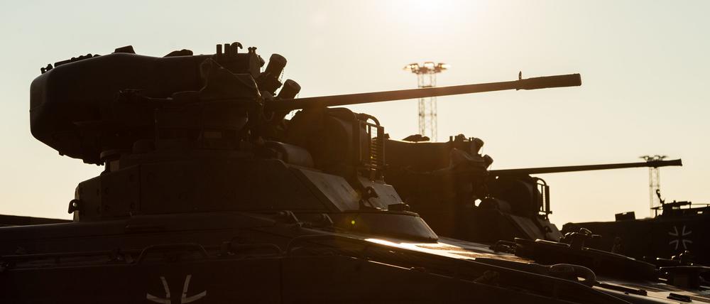Norwegen, Fredrikstad: Schützenpanzer «Marder» stehen nach ihrer Verschiffung für ein Großmanöver der Nato «Trident Juncture» nach Norwegen auf dem Hafengelände von Fredrikstad. Nach der Entscheidung Deutschlands und der USA zur Lieferung von Schützenpanzern an die Ukraine soll das Land aus Sicht von Vizekanzler Robert Habeck (Grüne) alle Panzer vom Typ Marder bekommen, die zur Verfügung stehen.