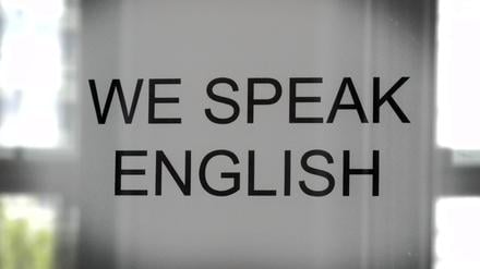 Geht es nach der FDP, soll in Berliner Amtsstuben künftig auch Englisch gesprochen werden.