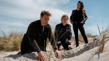 Tjark (Hendrik Duryn), Femke (Pia-Micaela Barucki) und Ceylan (Yasemin Cetinkaya) machen eine Entdeckung in den Dünen. 