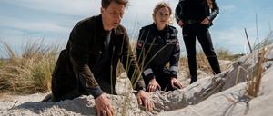 Tjark (Hendrik Duryn), Femke (Pia-Micaela Barucki) und Ceylan (Yasemin Cetinkaya) machen eine Entdeckung in den Dünen. 